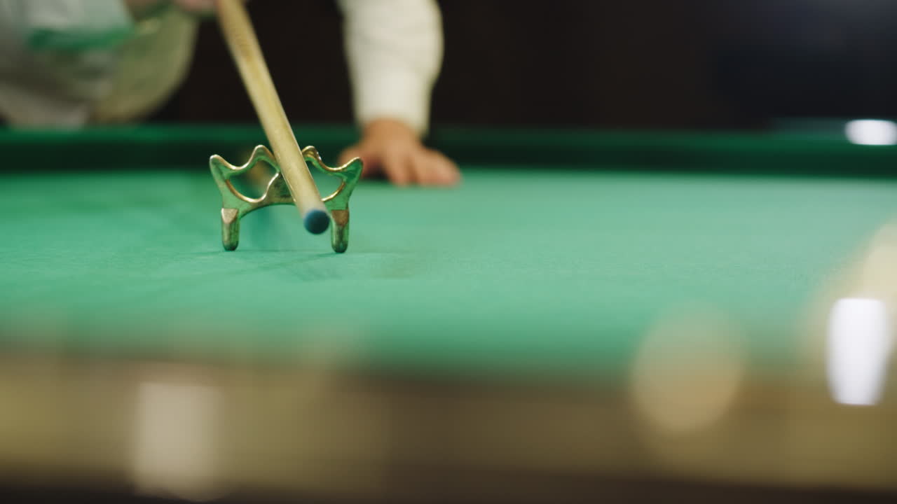 Jugando al billar. Bolas de billar blancas en primer plano sobre una mesa de billar verde, listas para empezar a jugar. Juego ruso, pirámide rusa. Bolas de billar con números en una mesa de billar. Deporte de equipo de billar. Metraje 4K de alta calidad.