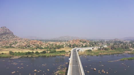 Vista-Aérea-De-Drones-De-Abridge-En-Anegundi-Cerca-De-Hampi