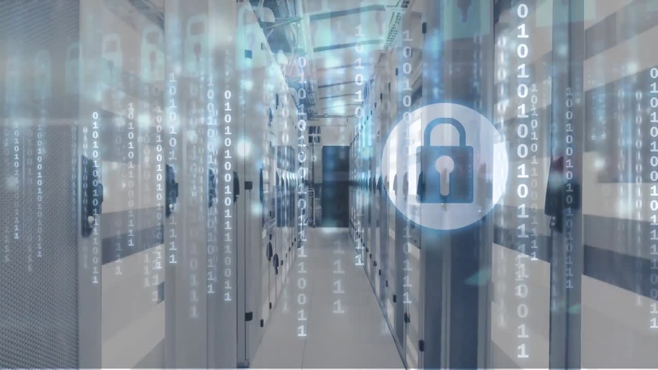 animación del icono del candado de seguridad, rastros de luz y codificación binaria contra la sala del servidor de la computadora.