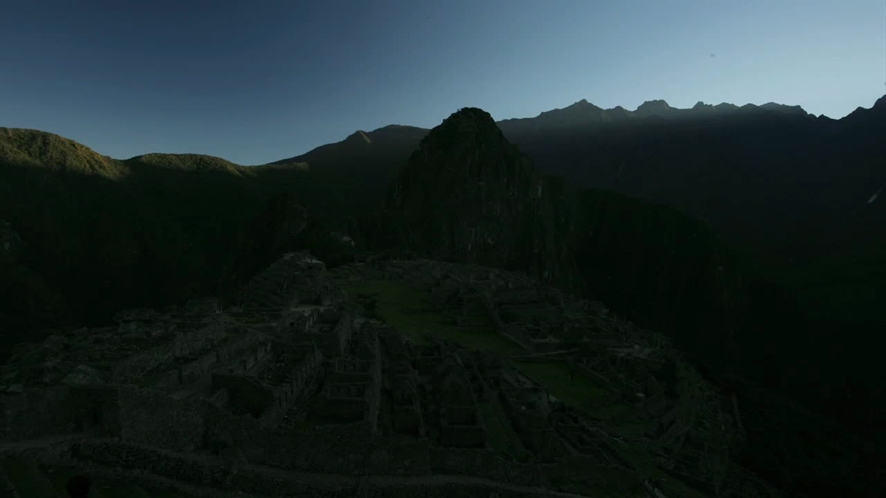 un agradable lapso de tiempo de la salida del sol sobre machu pichu en perú