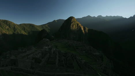 Un-Buen-Lapso-De-Tiempo-Del-Sol-Saliendo-Sobre-Machu-Pichu-En-Perú