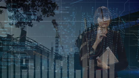 animación de una mujer de negocios utilizando una interfaz de pantalla táctil sobre la vista de la ciudad y el procesamiento de datos