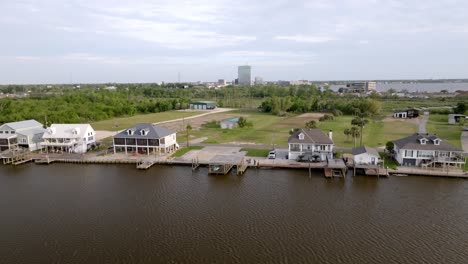 Casas-A-Lo-Largo-Del-Río-Calcaseu-En-El-Lago-Charles,-Louisiana-Con-Video-De-Drones-Avanzando