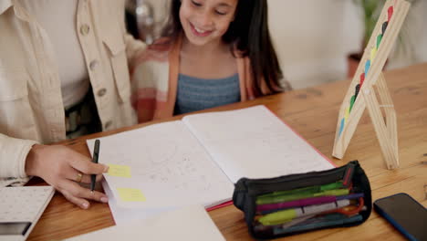 Madre,-Hijo-Y-Libro-Para-La-Tarea-De-Matemáticas.