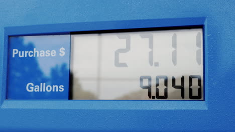 The-Display-On-The-Back-Column-Shows-The-Amount-Of-Fuel-In-Gallons-And-The-Price-In-Dollars