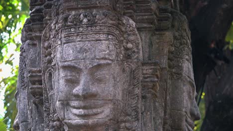 slider-aufnahme mit steinernen gesichtsschnitzereien der khmer in der nähe von angkor wat