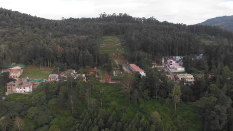 Vista-Aérea-De-Un-Pequeño-Suburbio-De-Pueblo-Indio-En-Un-Entorno-De-Bosque-Natural-En-Un-Día-Nublado,-Concepto-De-Viaje