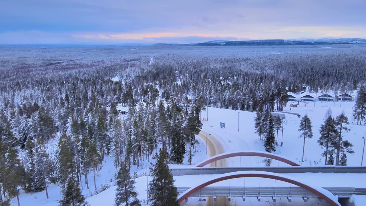 Skibro over vei på skiløype i Lappland vinter 4k dronevideo