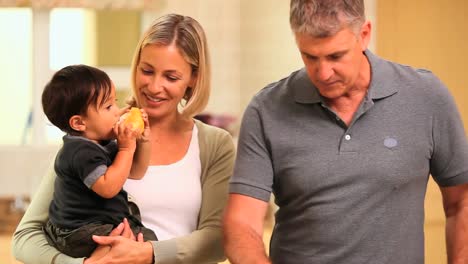 Pareja-Con-Bebe-En-La-Cocina