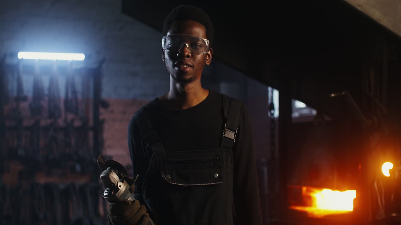 artesano negro en un taller industrial