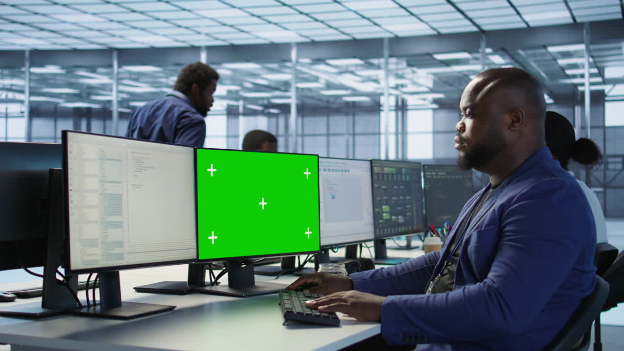 equipo diverso que trabaja en un centro de datos moderno