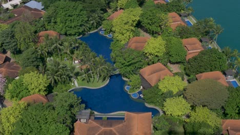 paisaje en cámara lenta vista de piscinas y edificios de villas en el parque acuático adventure cove en la isla de sentosa ciudad de singapur asia