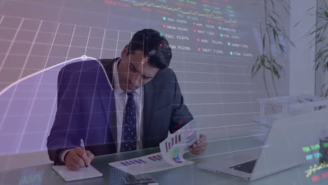 animación del procesamiento de datos del mercado de valores sobre un hombre de negocios caucásico leyendo documentos en la oficina