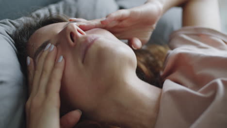 mujer en la cama con dolor de cabeza