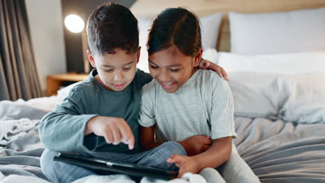 niños, pergamino y tableta con felicidad