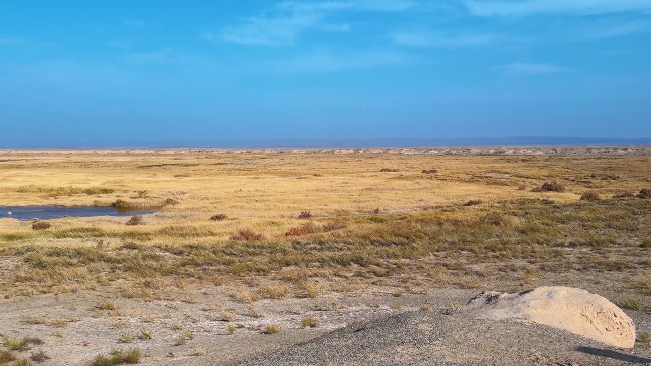 Paisaje árido y natural cerca del paso de Yumen, lugar histórico en la antigua Ruta de la Seda en China. Toma panorámica