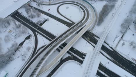 Luftaufnahme-Einer-Im-Winter-Schneebedeckten-Autobahnkreuzung.