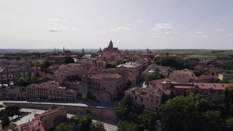 Aerial-wideview-of-Segovia-Cathedral-gracing-the-skyline,-Segovia-Spain