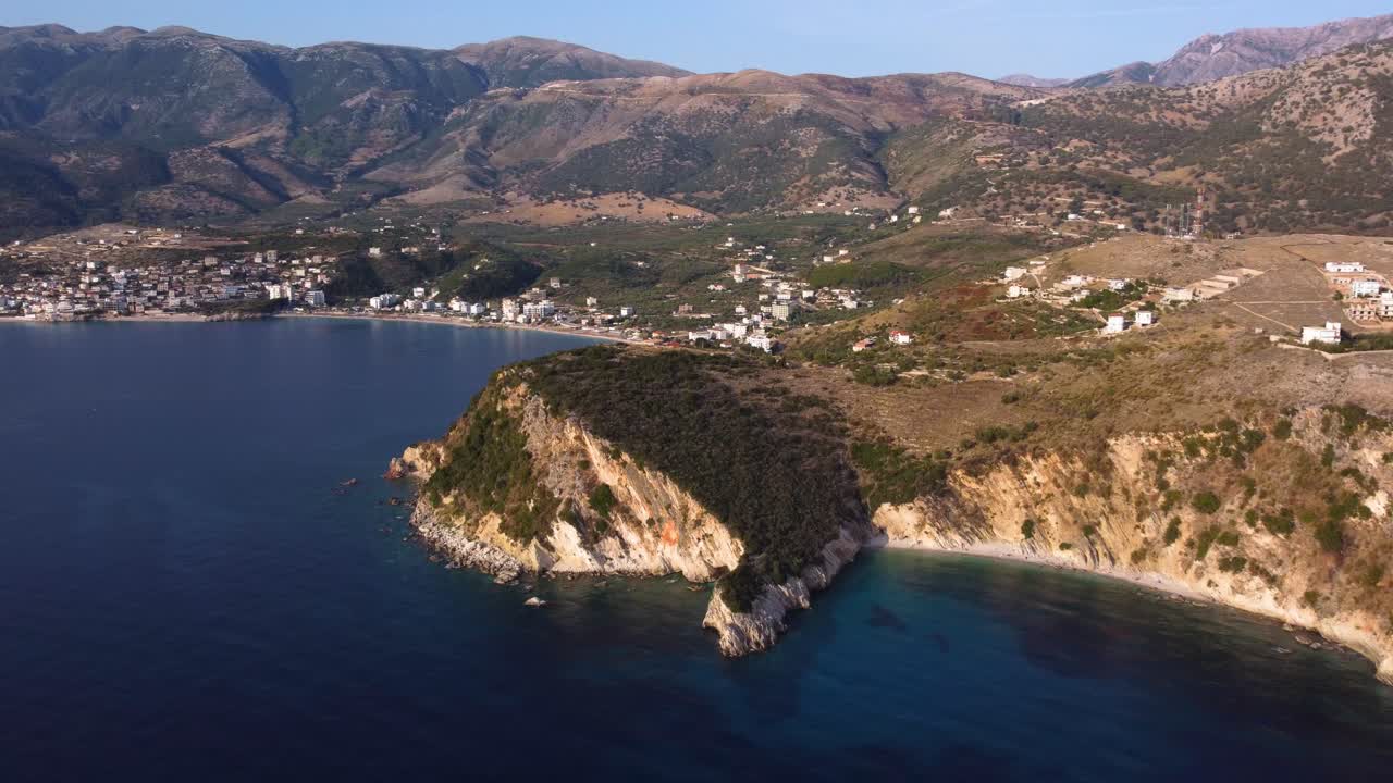 toma aérea en órbita de la hermosa costa de himare, albania