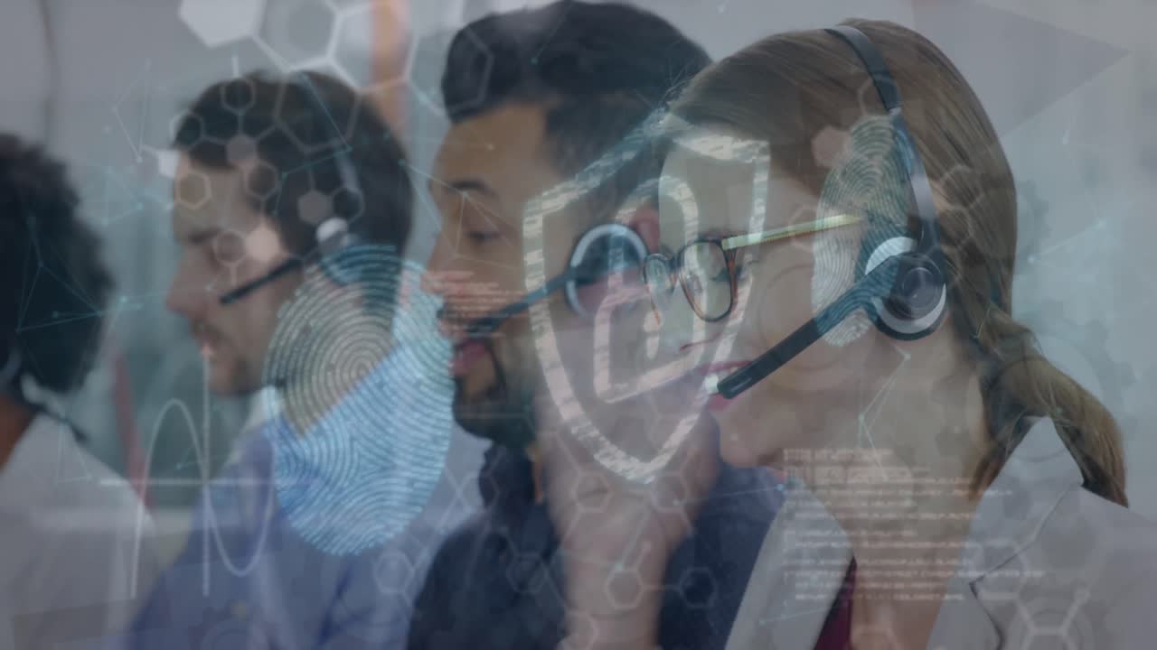 un ejecutivo de clientes feliz está trabajando en la oficina.