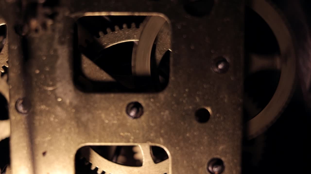 오래 된 시계 내부 기어의 매크로 샷