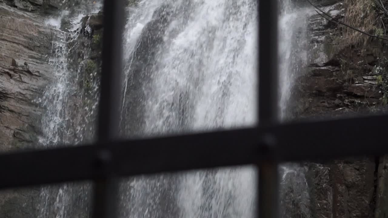 Grande cascata da una recinzione.