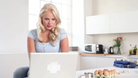 Mujer-Usando-Una-Computadora-Portátil-En-Su-Cocina