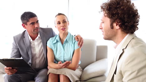 pareja hablando con su asesor financiero