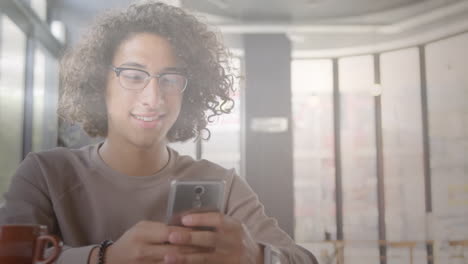 animación de un hombre biracial sonriente usando un teléfono inteligente