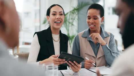 Gente-De-Negocios,-Reuniones-O-Mujeres-Con-Una-Tableta