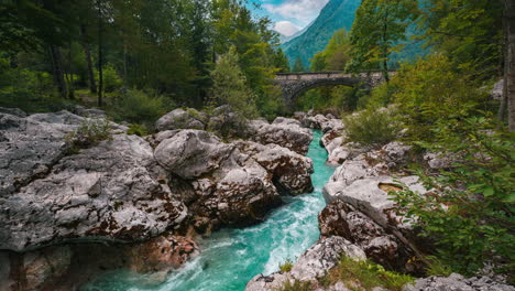 río isonzo soča en el parque nacional de triglav, eslovenia, alpes eslovenos
