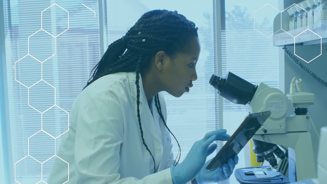 Animazione di elaborazione di dati scientifici su scienziata afroamericana.