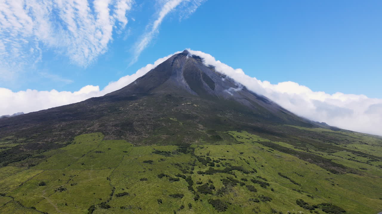 vista aérea de la majestuosa montaña vulcano en la isla pico, azores