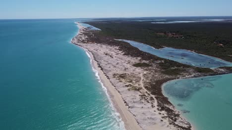 la playa de coco, ubicada junto a broome en el oeste de australia, alberga una laguna de marea turquesa y cientos de piscinas rocosas del tamaño de una bañera-1