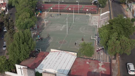 Vista-Aérea-De-Drones-Estáticos,-Canchas-De-Baloncesto-Y-Tenis,-Bulevares,-Satélite,-Naucalpan,-México.