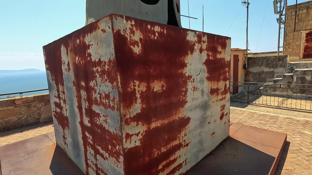 나폴리에서 헬과 창을 가진 녹은 구조물