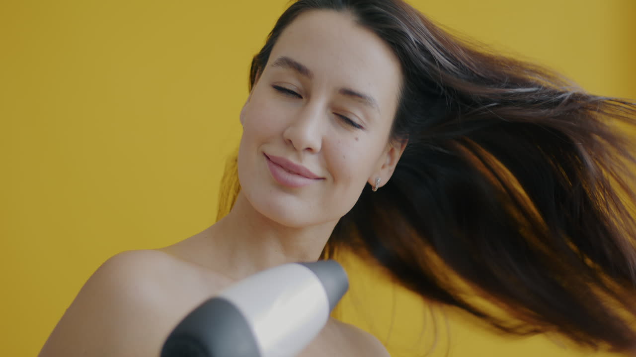 Mulher secando o cabelo