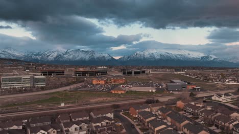 Lehi-Utah-Y-Laderas-De-Silicio-Debajo-De-Montañas-Cubiertas-De-Nieve-En-Primavera---Hiperlapso-De-Movimiento-Aéreo