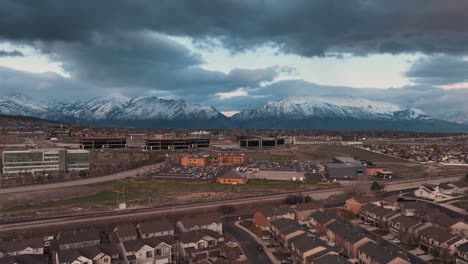 utah y las laderas de silicio debajo de las montañas cubiertas de nieve en primavera - hiperlapso de movimiento aéreo