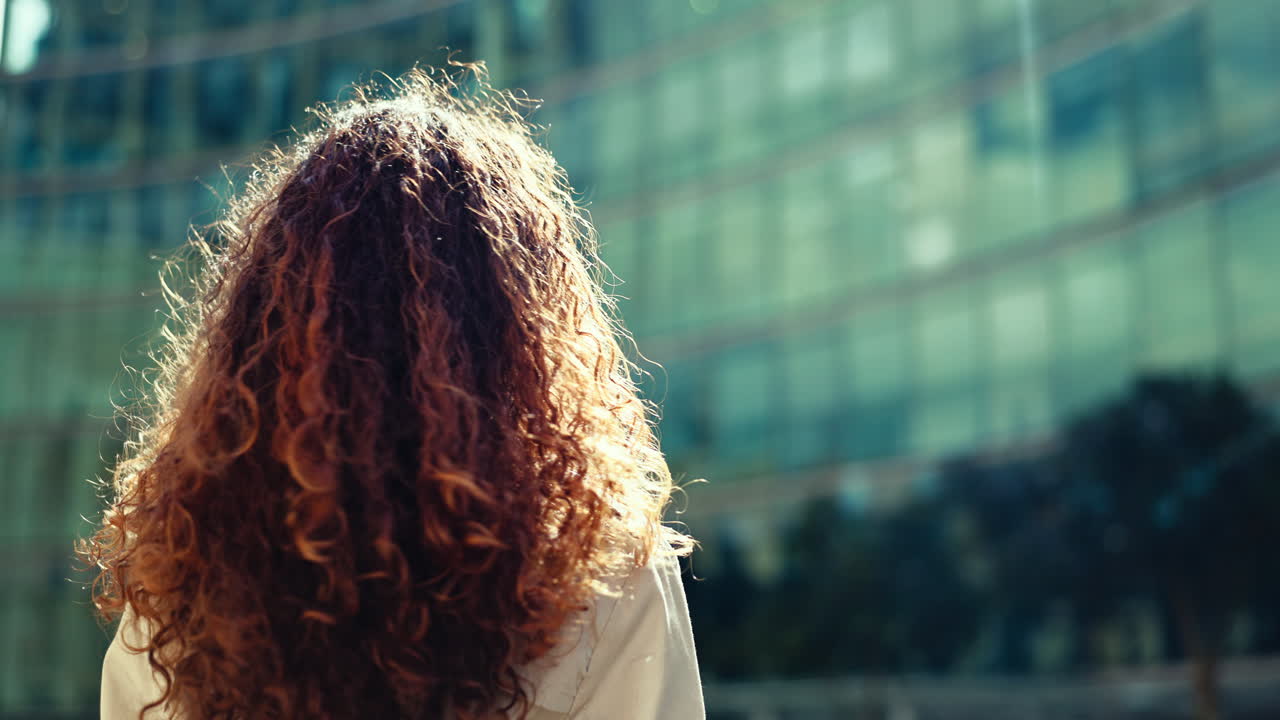 mujer de pensamiento, construcción y negocios en la ciudad