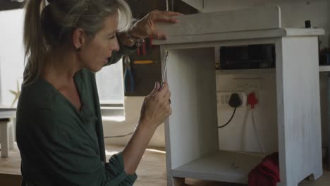 mujer haciendo bricolaje en casa