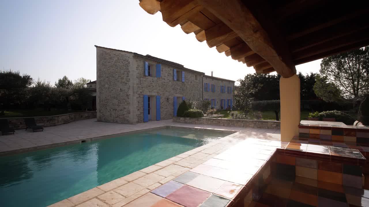 야외 밥솥을 통해 밖을 내다보는 돌리 샷