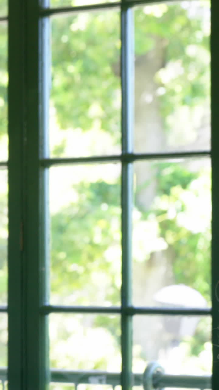 웨이터가 사업가들의 주문을 받아들이고