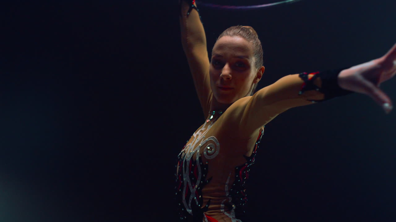 mujer atractiva realizando hula hoop. chica practicando gimnasia rítmica