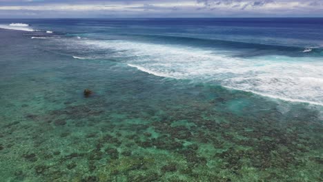 las islas cook flotan con el dron y observan las olas