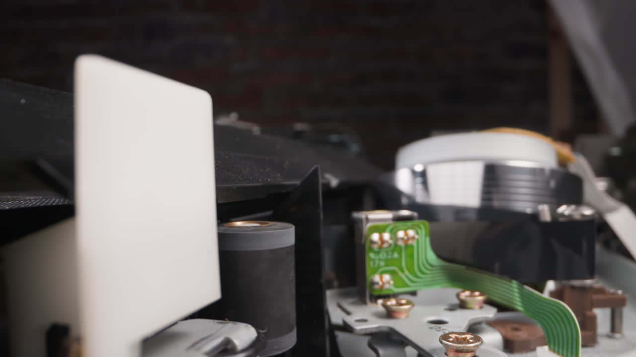 방에서 읽기 헤드에 대해 롤러와 마이크로  ⁇ 을 돌리는 것