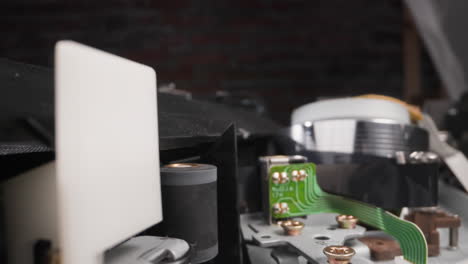 girar el rodillo y el microchip contra el cabezal de lectura en la habitación
