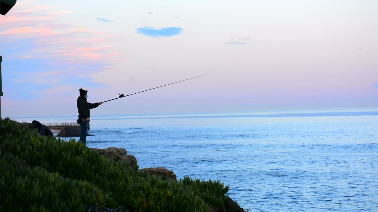 Nelayan Melempar Joran Pancing ke Samudra Pasifik di La Jolla, California