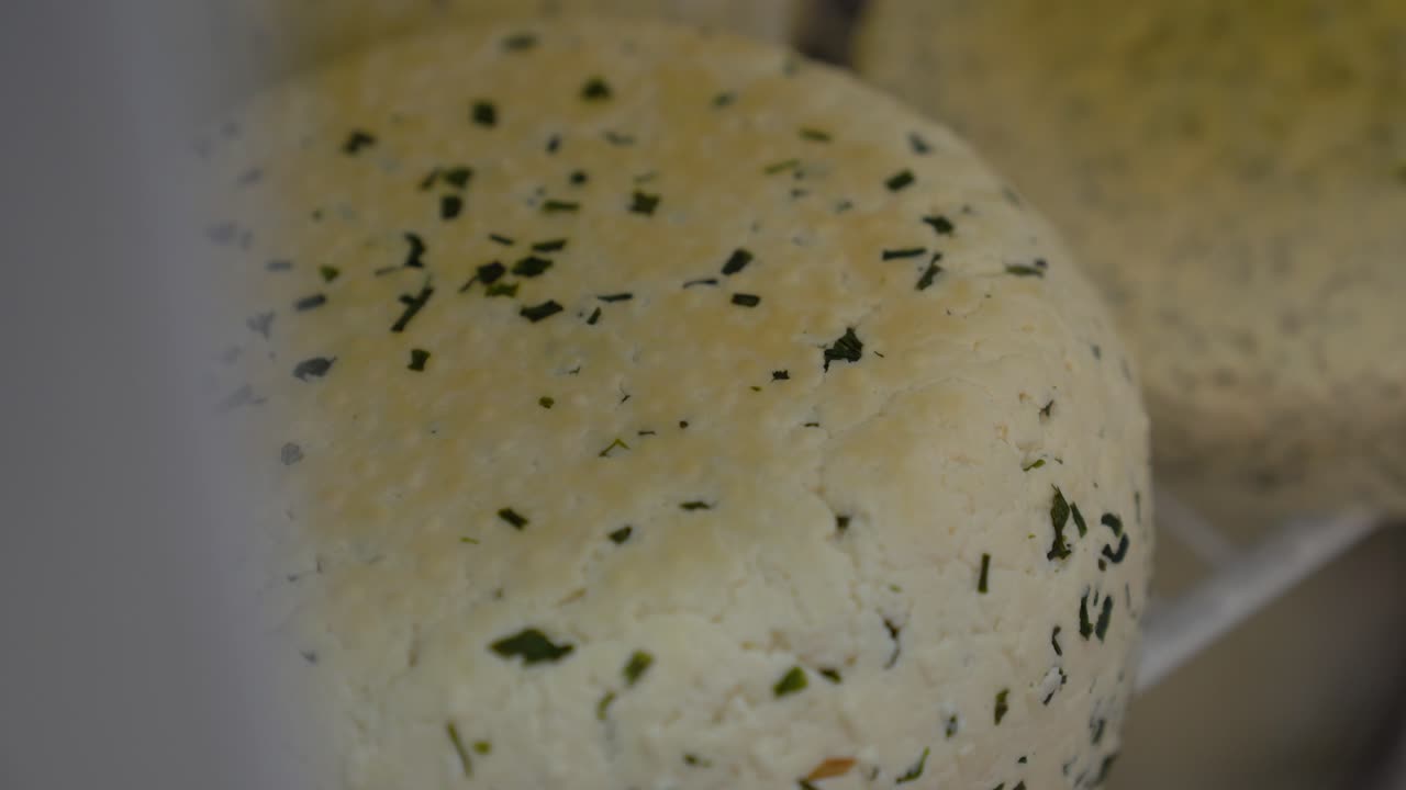 Formaggio fatto in casa con erba cipollina, prodotto caseario fresco, preparazione alimentare tradizionale
