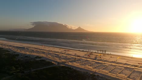 Final-De-Un-Evento-De-Kitesurf-Durante-La-Puesta-De-Sol-En-Ciudad-Del-Cabo,-Disparo-De-Drones